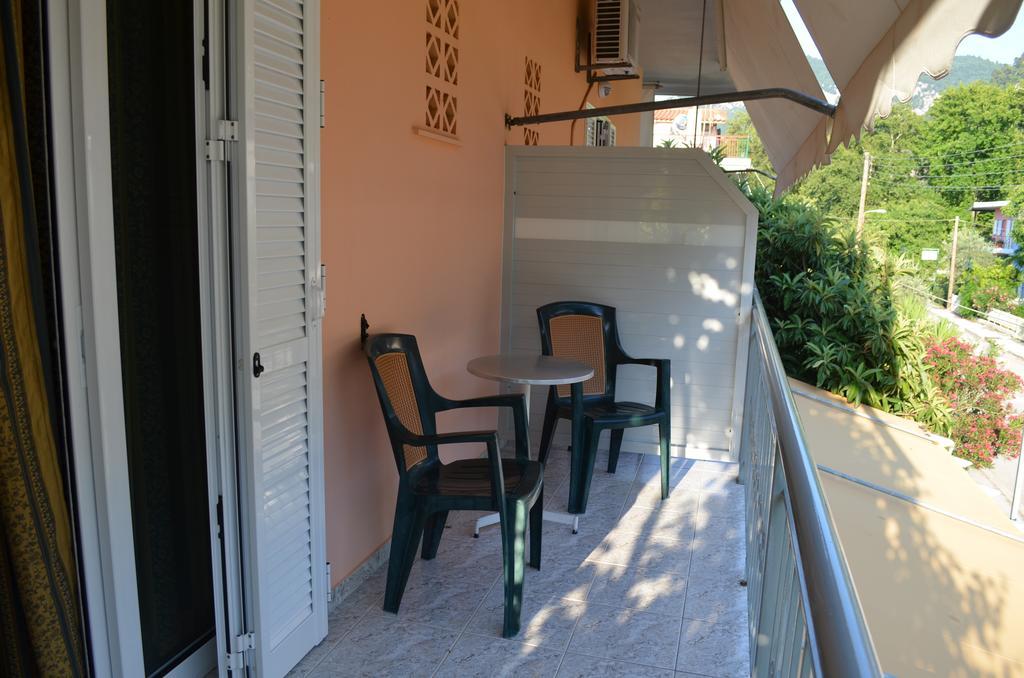 Hotel Loula Rooms And Apartments Kamena Vourla Exterior photo